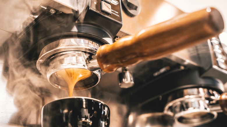 Toma de espresso humeante desde abajo