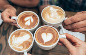 7 maneras en que estás arruinando tu café con leche en casa (y cómo guardarlo)