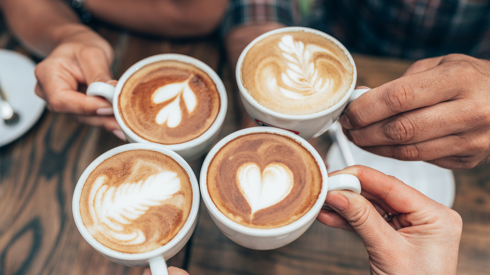 7 maneras en que estás arruinando tu café con leche en casa (y cómo guardarlo)