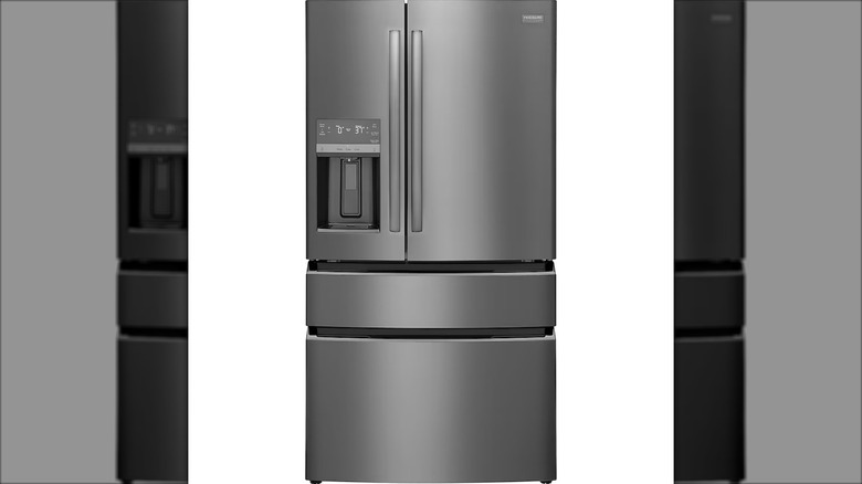 Perfil frontal del refrigerador de 4 puertas con profundidad de mostrador Frigidaire Gallery y máquina de hielo sobre un fondo blanco.
