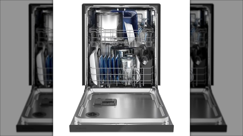 Vista abierta del lavavajillas Maytag Dual Power Filtration con PowerBlast sobre un fondo blanco.