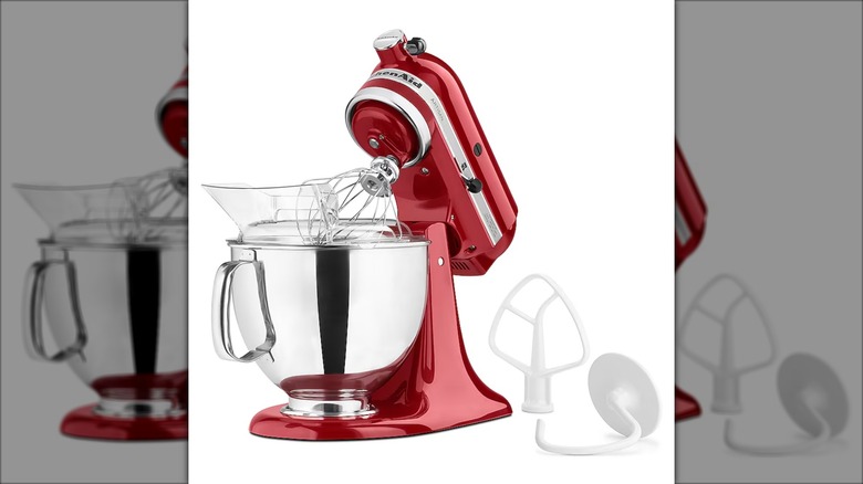 Batidora de pie con cabezal inclinable de 5 cuartos KitchenAid Artisan Series en Empire Red sobre un fondo blanco.