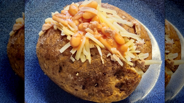 Patata al horno con atún, queso y frijoles