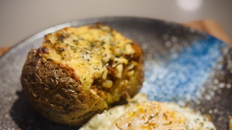 Patata al horno rellena de salsa boloñesa y queso