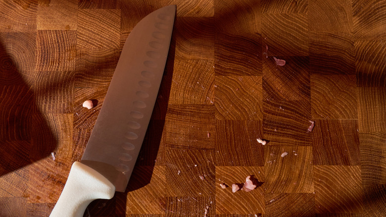 Un cuchillo en una tabla de carnicero
