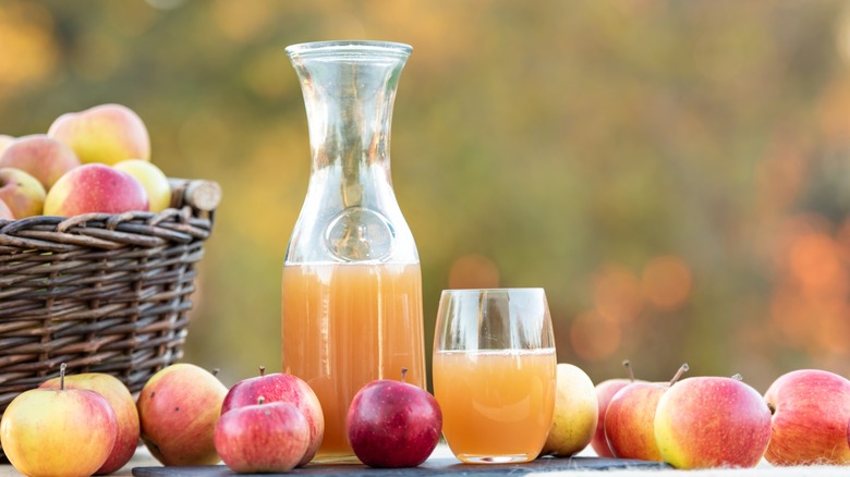 Sidra de manzana en un vaso