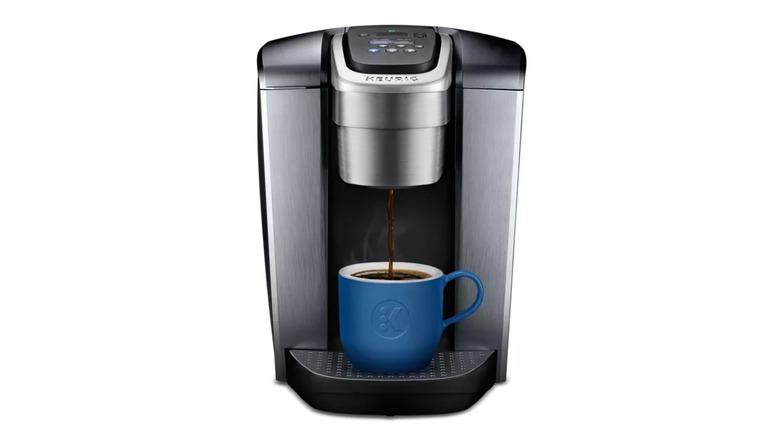 Máquina Keurig K-Elite Single Serve con café vertido en una taza azul