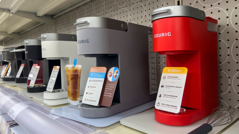Mini máquinas Keurig en el pasillo del supermercado