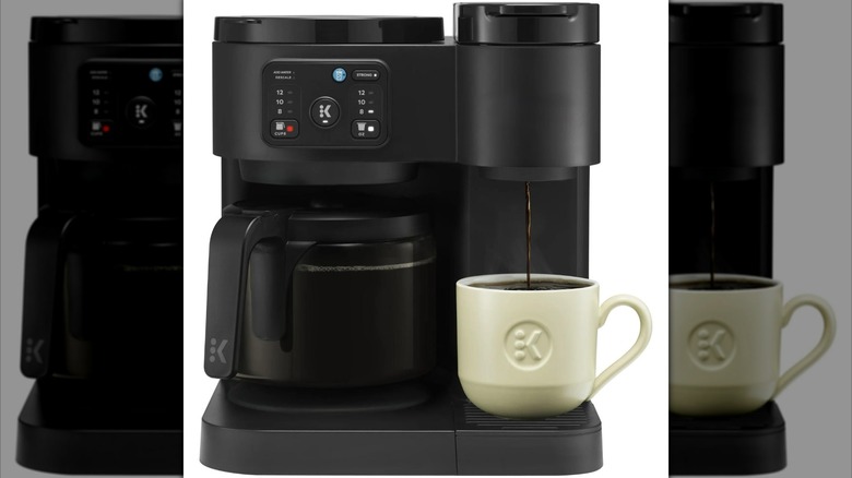 Keurig K-Duo con jarra llena y taza de café