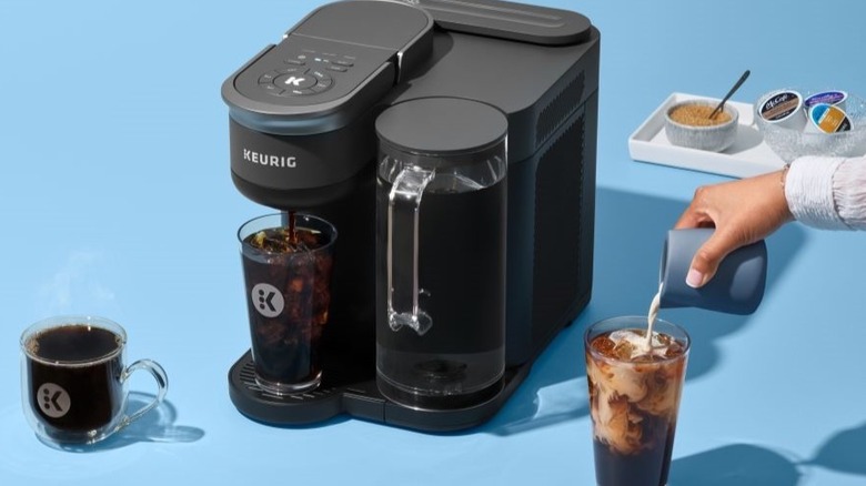 Keurig K-Brew+Chill rodeado de diferentes bebidas de café en vasos transparentes