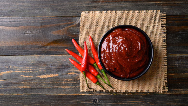 Gochujang con chiles rojos frescos