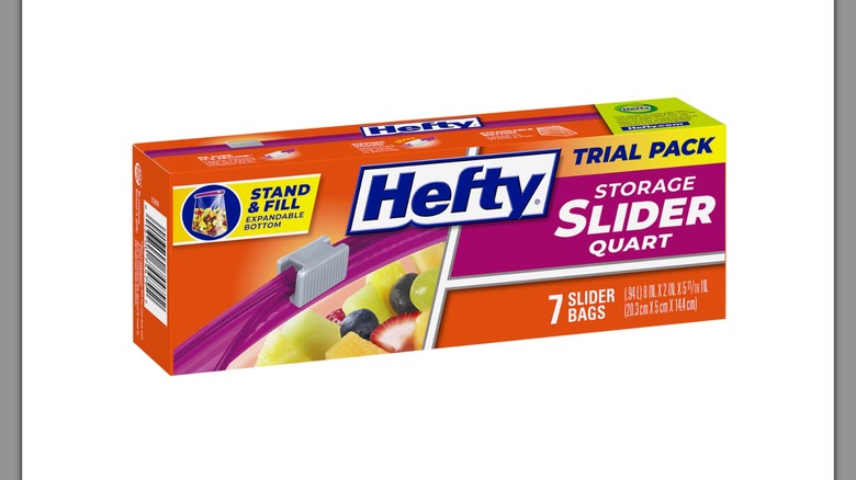 Una caja de bolsas de almacenamiento Hefty OneZip Quart sobre un fondo blanco.