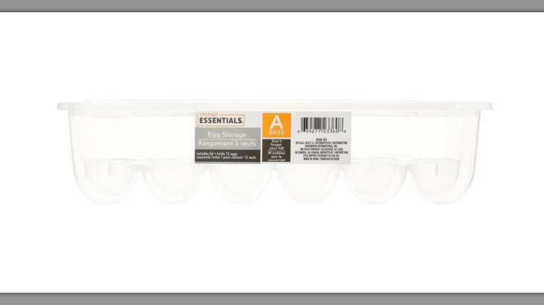 Un contenedor de almacenamiento de huevos de plástico rectangular Essentials sobre un fondo blanco