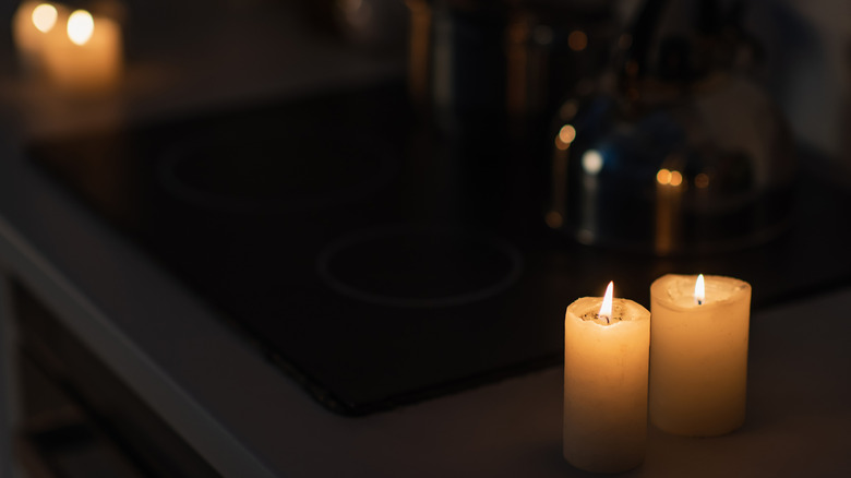Velas rodean una estufa eléctrica durante un corte de energía