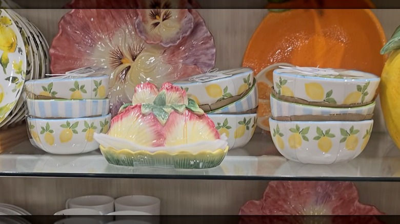 Tres pilas de tres tazones con rayas azules y diseños de limón en un estante HomeGoods