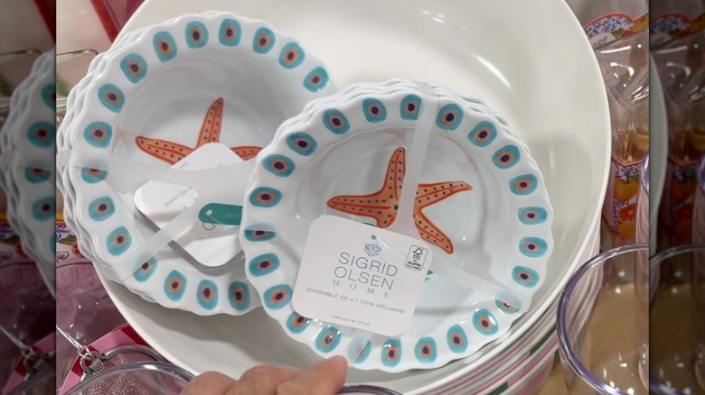 Dos juegos de cuencos con diseño de estrella de mar en una tienda HomeGoods