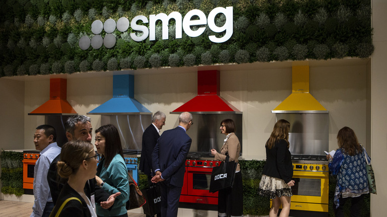 Personas en la sección Smeg de unos grandes almacenes.