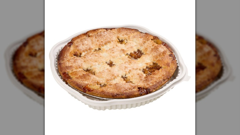 Una tarta de manzana Kirkland Signature Lattice sobre un fondo blanco