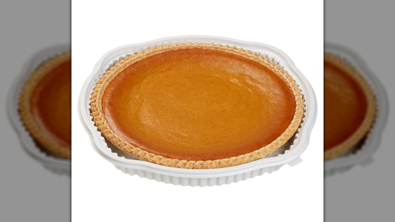 Un pastel de calabaza exclusivo de Kirkland sobre un fondo blanco