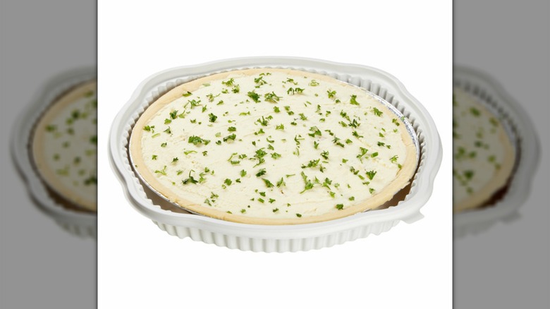 Un pastel de pastor Kirkland Signature sobre un fondo blanco.
