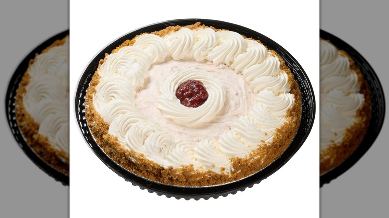 Un pastel de crema de fresa Kirkland Signature sobre un fondo blanco.