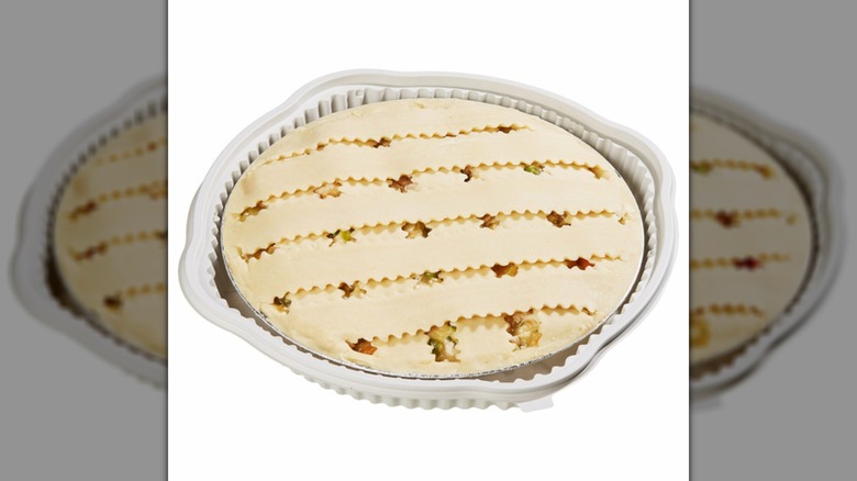 Un pastel de pollo exclusivo de Kirkland sobre un fondo blanco