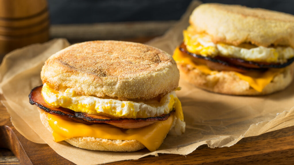 Dale más sabor a los sándwiches de desayuno con este pequeño truco de Debbie