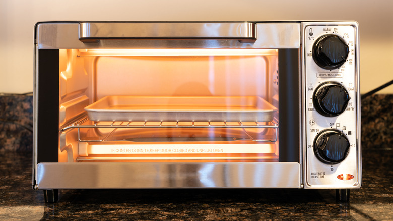 Cerca de un horno tostador