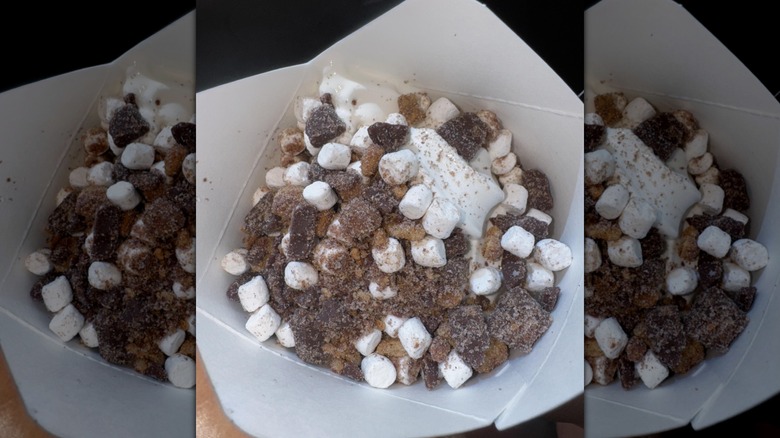 Un McFlurry sin mezclar con chocolate y malvaviscos en un recipiente de papel