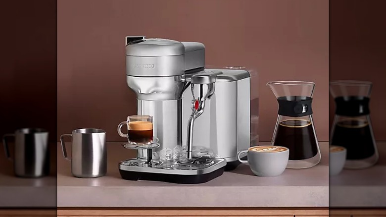 Una Breville Nespresso Vertuo Creatista sobre una encimera