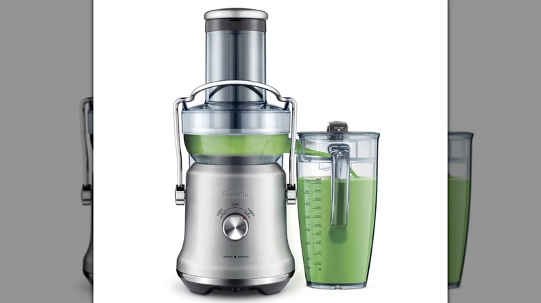 Una fuente de jugo Breville fría sobre un fondo blanco.
