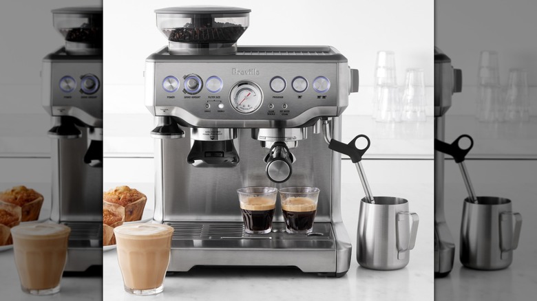 Una máquina de café espresso Breville Barista Express sobre una encimera