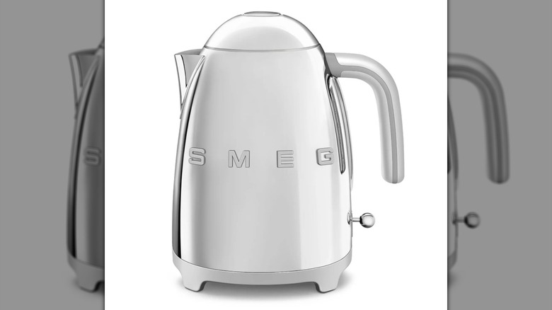 Un hervidor de estilo retro SMEG gris sobre un fondo blanco.