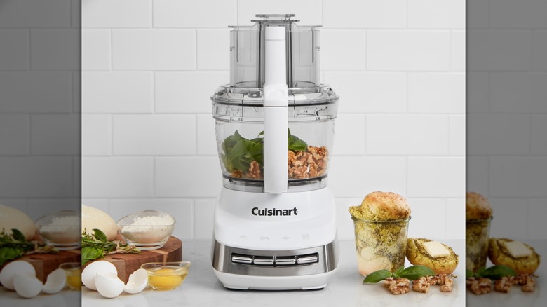 Un procesador de alimentos blanco Cuisinart Core Custom de 13 tazas sobre una encimera