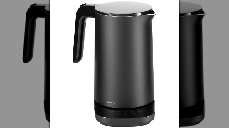Un hervidor eléctrico Zwilling Enfinigy Pro negro sobre un fondo blanco.
