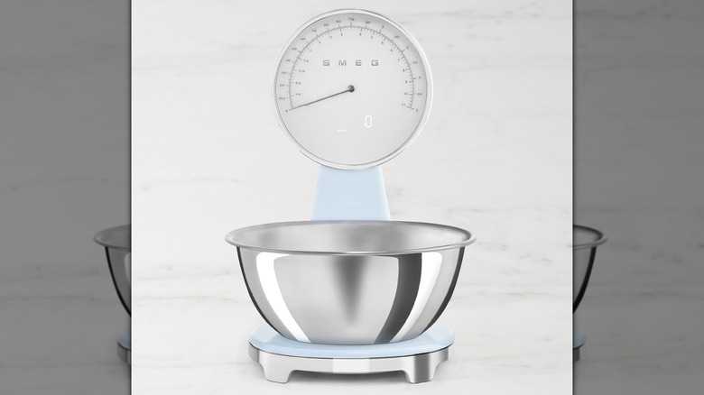 Una báscula de cocina SMEG azul claro sobre una encimera