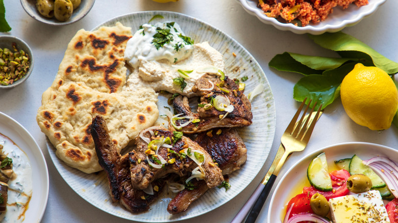 Chuletas de cordero griega con limón y hierbas