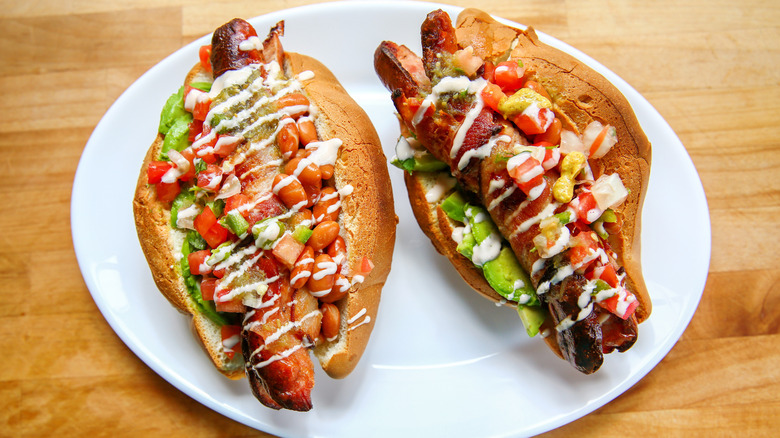 Dos hot dogs estilo Sonora en un plato