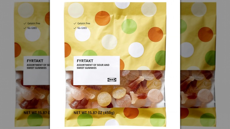 Una bolsa de Fyrtakt Sour y Sweet Gummies sobre un fondo blanco.
