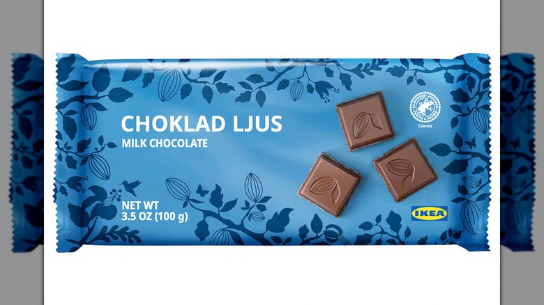 Una barra de chocolate con leche Choklad Ljus sobre un fondo blanco.