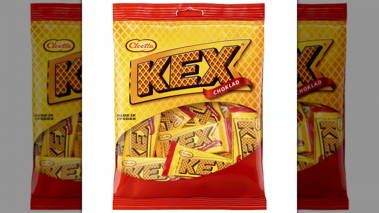 Una bolsa de chocolate con leche Kexchoklad y obleas crujientes sobre un fondo blanco.