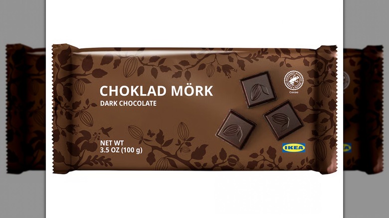 Una barra de chocolate negro Choklad Mörk sobre un fondo blanco.