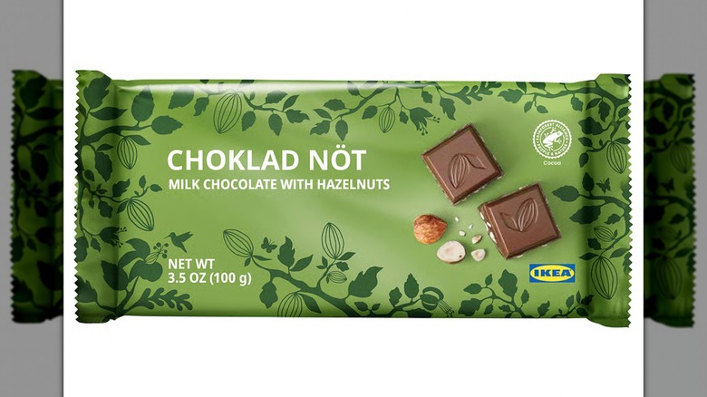 Una barra de chocolate con leche Choklad Nöt con avellanas sobre un fondo blanco.