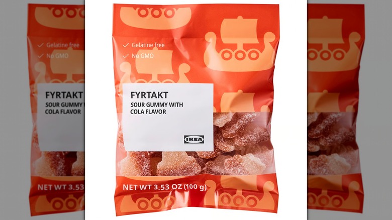 Una bolsa de gomitas agrias con sabor a cola Fyrtakt sobre un fondo blanco