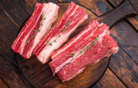 La diferencia entre costillas cortas y costillas de cerdo
