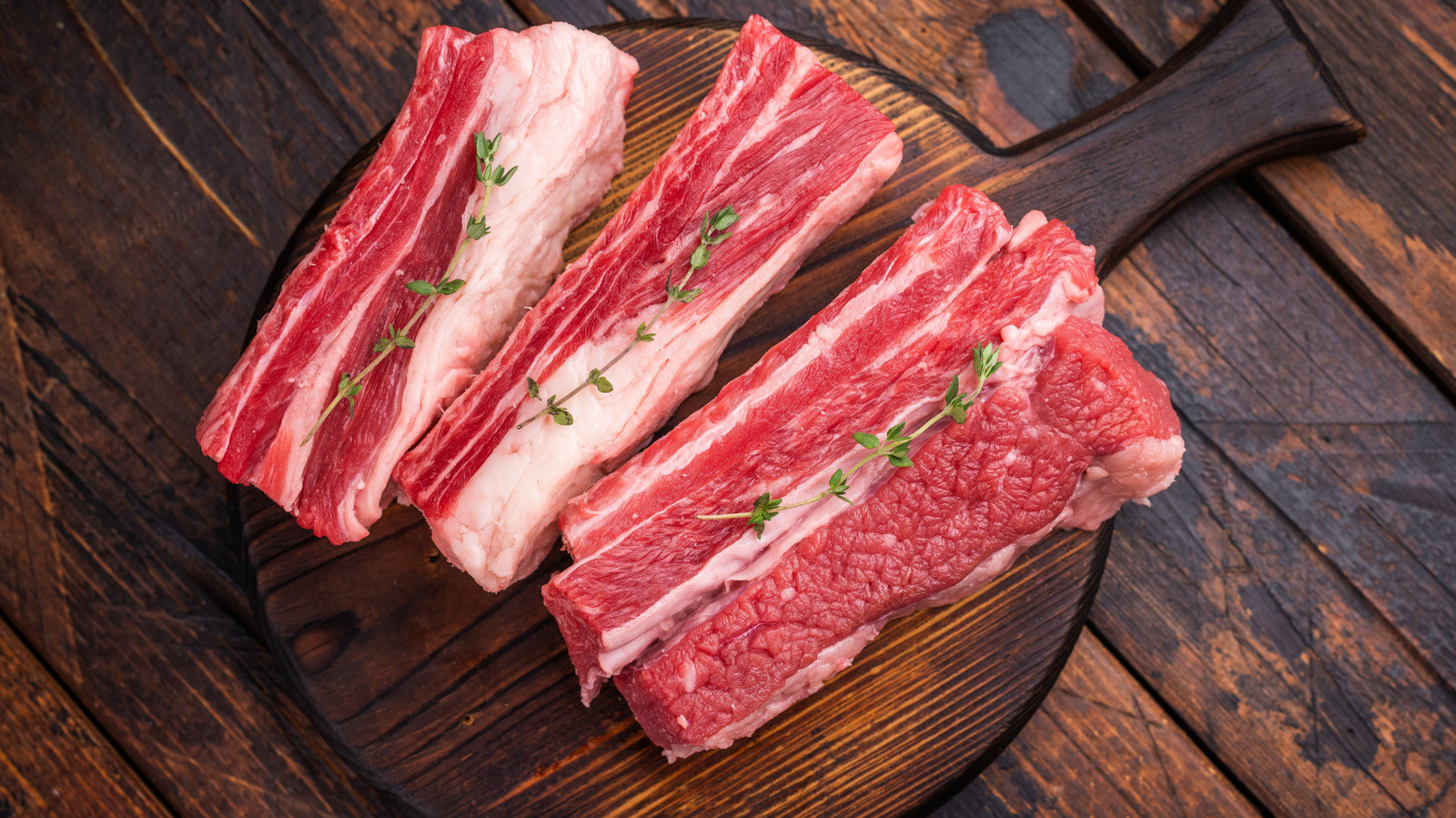 La diferencia entre costillas cortas y costillas de cerdo