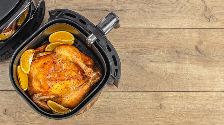 Pollo asado y gajos de naranja en freidora