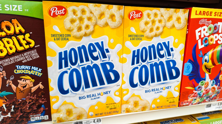 Dos cajas de cereal Honeycomb en el estante de una tienda, entre Cocoa Pebbles y Froot Loops