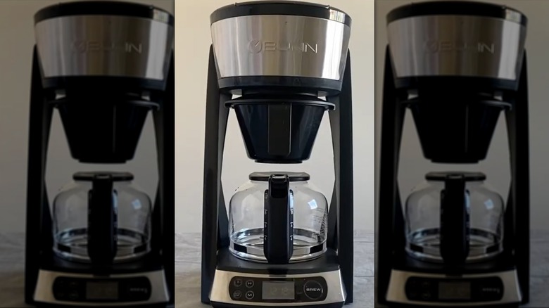 Verter agua sobre el filtro de la cafetera de goteo