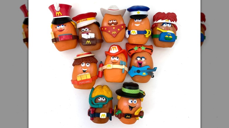 Una colección de amigos de McNugget con diferentes disfraces sobre un fondo blanco.